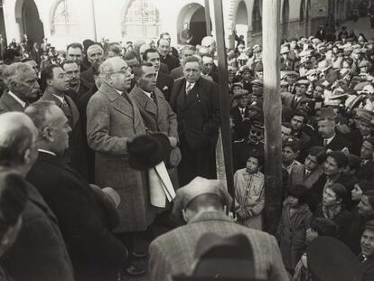 Francesc Macià, de perfil y primero por la izquierda, y Manuel Azaña, con sombrero en la mano, en Girona.