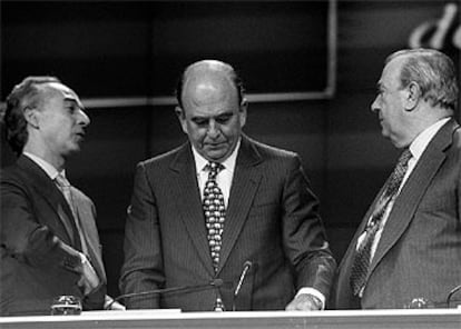 Ángel Corcóstegui, Emilio Botín y José María Amusátegui, en una convención de directivos de 1999.