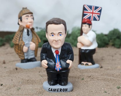 El primer ministro británico, David Cameron, entre las figuras Sherlock Holmes y un 'caganer' con la bandera de Reino Unido.