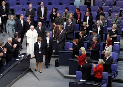 Miembros del Bundestag aplauden a la llegada de Benedicto XVI a la cámara legislativa alemana.