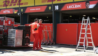 Miembros del equipo Ferrari en el circuito de Albert Park (Australia).