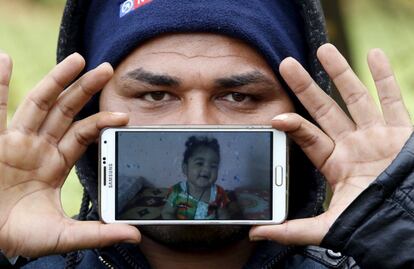 El iraquí Nazar, oriundo de Basora, enseña una imagen de su hija Shehed, este domingo en la frontera esloveno-austriaca.