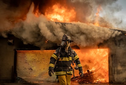 Un bombero trabaja para intentar extinguir las llamas en Altadena, Los Angeles, este 9 de enero.