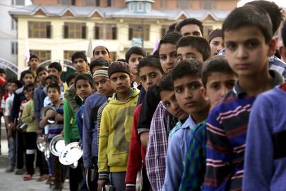 Huérfanos esperan en fila para recoger su comida en un orfanato de  Srinagar (India).