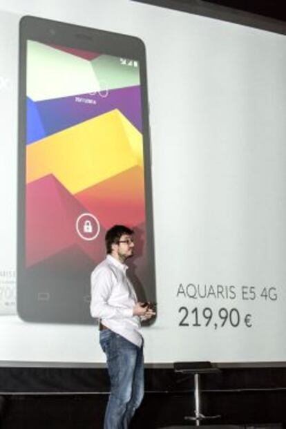 Alberto Méndez, consejero delegado de BQ, presentando el nuevo móvil 4G de la empresa.