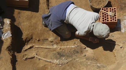  La antropóloga Victoria Peña junto a unos huesos hallados en 2018 en el yacimiento tartésico del Turuñuelo de Guareña (Badajoz).
