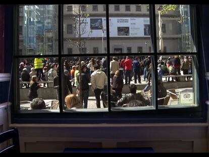 Una imagen de la pel&iacute;cula &#039;Informe general II&#039;, con una concentraci&oacute;n en la plaza del Reina Sof&iacute;a.