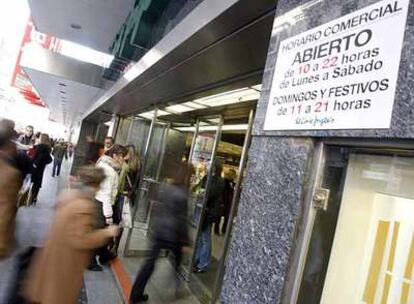 Varias personas entran en El Corte Inglés de Preciados, que permaneció abierto ayer.