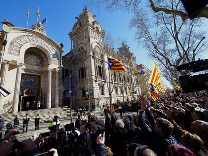 Concentración a las puertas del tribunal superior catalán en apoyo a Mas.