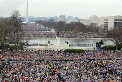 Multid&atilde;o assiste ao discurso de Trump. 