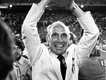 Enzo Bearzot, con la copa del Mundial España 82.