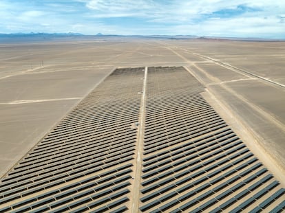 Paneles solares absorben la luz en el desierto de Atacama, cerca de Calama (Chile), en agosto de 2022.