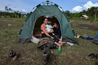 Algunos migrantes han denunciado que los guías los hacen transitar caminos fangosos e insalubres para ralentizar el recorrido y procurar venderles cosas. 