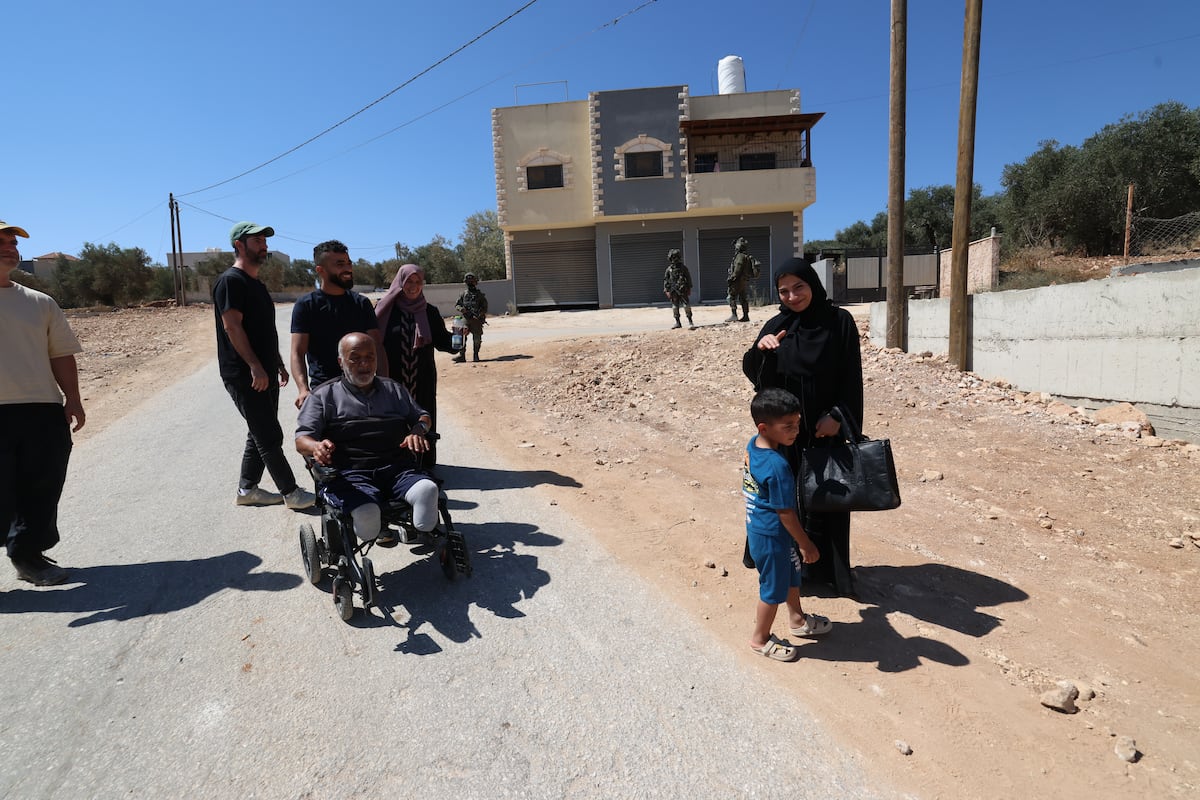 Israel envía tropas a una aldea palestina tras cuatro días de asedio a familias encerradas por colonos radicales