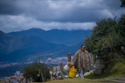 Una habitante del barrio Verbenal Sur camina en busca de agua.