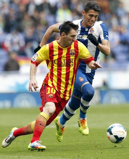 Messi seguido por Hector Moreno 