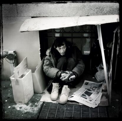 Una persona sin hogar en el interior de la caja de cartón en la que vive, en el centro de la ciudad, 18 de febrero de 2014.
