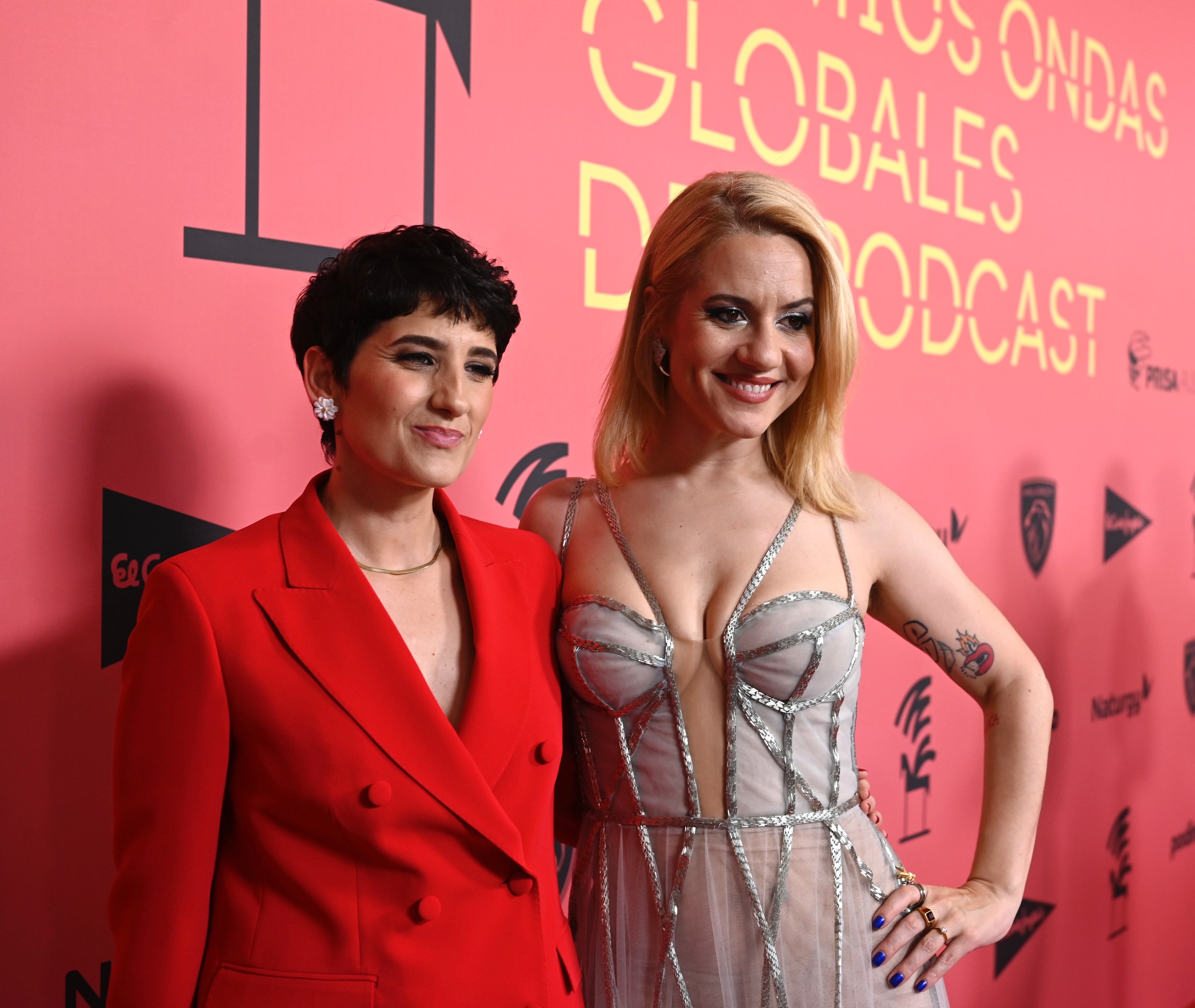 María Jesús Espinosa de los Monteros, directora de PRISA Audio, y Henar Álvarez, podcaster y una de las presentadoras de la gala.