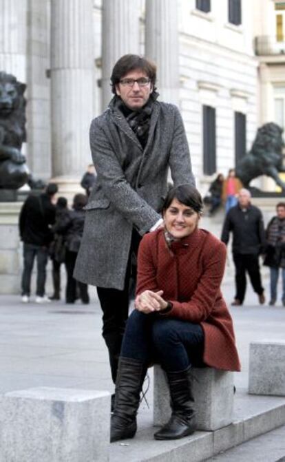 Juan Moscoso y Mar&iacute;a G. Veracruz, frente al Congreso. 