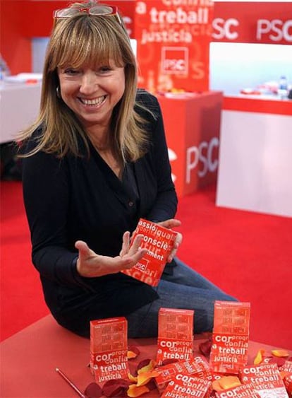 La vicepresidenta de los socialistas catalanes, Manuela de Madre, durante la presentación del perfume que identificará al partido.