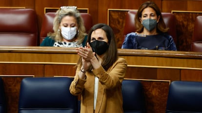 Ione Belarra aplaude desde su escaño la aprobación de la ley de la infancia, este jueves.