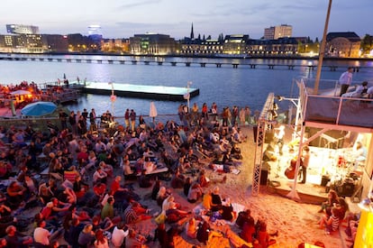 Fiesta veranigega en Badeshiff, una de las playas urbanas a orillas del río Spree, en Berlín.