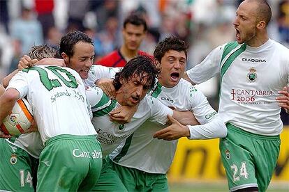 Los jugadores del Racing abrazan a Alfaro tras su gol.