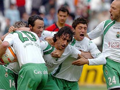 Los jugadores del Racing abrazan a Alfaro tras su gol.