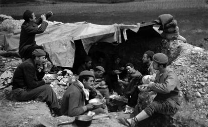 Milicianos de la División Ascaso toman el almuerzo, en el frente de Aragón en 1937, obra de la fotógrafa Margaret Michaelis.
