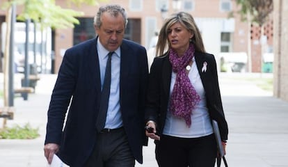 El secretario autonómico Manuel Escolano y la consejera de Bienestar Social, Asunción Sánchez-Zaplana.