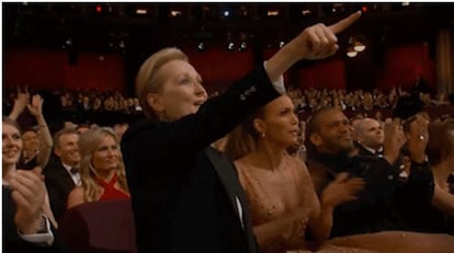 Captura de vídeo en la que se ve a Meryl Streep y Jennifer López gesticulando durante el discurso de Patricia Arquette en defensa de la mujer.