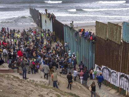 Migrantes en la frontera entre México y Estados Unidos (Tijuana).