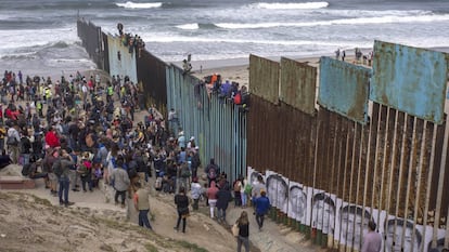 Migrantes en la frontera entre México y Estados Unidos (Tijuana).