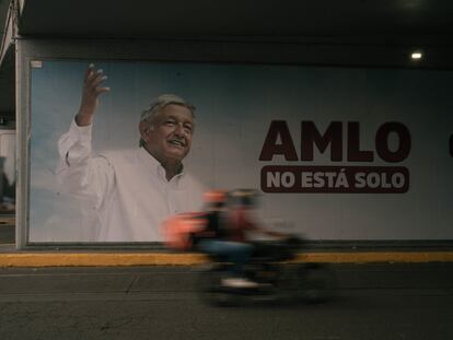 Un espectacular de Andrés Manuel López Obrador en Ciudad de México.
