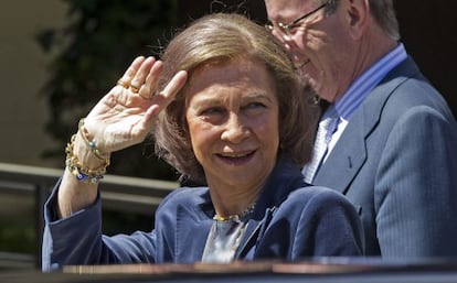Queen Sofía arriving at the USP San José Hospital in Madrid this morning.