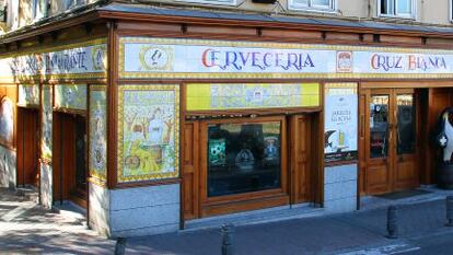 Fachada de la cervecería Cruz Blanca de Vallecas, en el popular barrio madrileño.