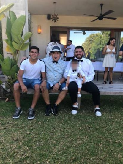 Diego Maradona com seu filho Diego Sinagra, no batismo de seu neto, em Buenos Aires, em janeiro.