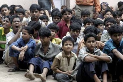 Los niños trabajadores, después de que la policía les rescatara de los talleres en los que trabajaban en Bombay.