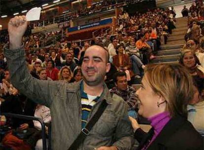 Emilio Carrillo celebra haber sido agraciado con una vivienda protegida en Málaga durante el sorteo celebrado ayer.