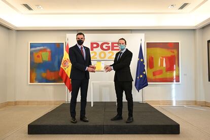 El presidente del Gobierno, Pedro Sánchez, y el vicepresidente segundo, Pablo Iglesias, en la presentación del proyecto de Presupuestos.