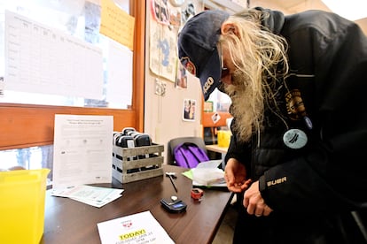 Dave Hamm, que trabaja con la Red de Consumidores de Drogas del Área de Vancouver, pesa una piedra de cocaína.