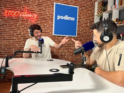 Cada vez ms humoristas estn dejando los escenarios para adentrarse en el universo de los podcasts. A travs de los micrfonos, logran cautivar a los oyentes con sus ancdotas divertidas, chistes ingeniosos, monlogos hilarantes y entrevistas alocadas. En la foto, los creadores de contenido Antn Lofer (izquierda) y Rubentonces grabando su podcast 'Erre Que Erre'.