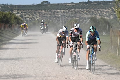 Bernal, tercero, tras el francés Prodhomme y el belga Tim Wellens, en el camino de Juancaballo.