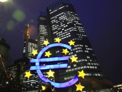 Símbolo del euro frente al edificio del BCE.