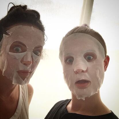 Kelly Osbourne se hizo un 'selfie' junto a su amiga Jeni Holliday y escribió: "Acabo de descubrir por qué nunca debes tener una conversación seria llevando una máscara facial".