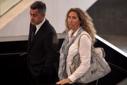 La exdirectora del Palau de la Música Gemma Montull acompañada de su abogado a su llegada a los juzgados para declarar ante el juez por el presunto pago de comisiones de la constructora Ferrovial a CDC a través de la institución cultural.