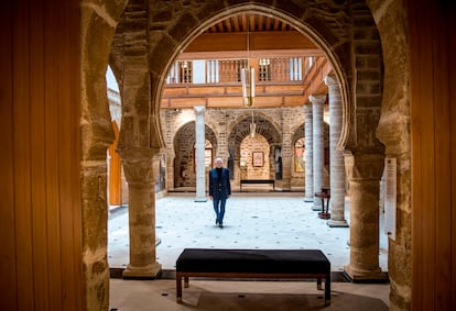 Andre Azoulay, consejero del rey de Marruecos, en el patio del museo Bayt Dakira (Casa de la Memoria), situado en la judería del casco histórico de Esauira.  