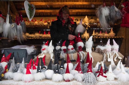 Un puesto de artesanía en el mercado de navidad de la plaza de Bollnäs, en Skansen, un museo al aire libre a las afueras de Estocolmo.