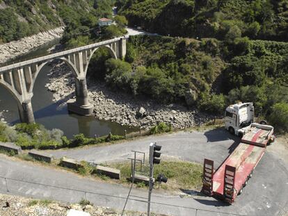 Un camión queda bloqueado en las polémicas obras del Sil