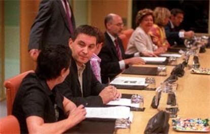 Arnaldo Otegi habla con Jone Goirizelaia durante la comisión celebrada ayer en el Parlamento vasco. PLANO MEDIO - ESCENA